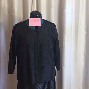 Black lightweight jacket with raised designs throughout in size XL BAXTER WELLS